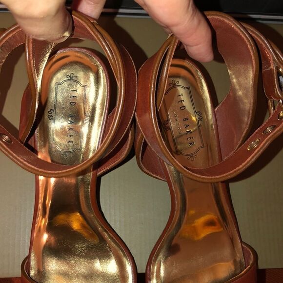 Ted Baker 39 Lernox Camel Brown Trim Stacked Wedge Sandals Gold Tone Hardware - Picture 13 of 15